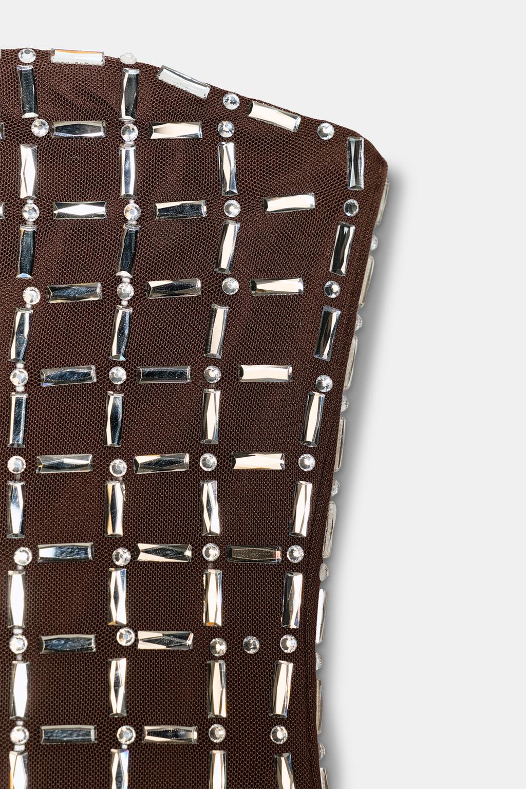 ТОП ИЗ СЕТКИ С БЛЕСТКАМИ И ОТКРЫТЫМИ ПЛЕЧАМИ