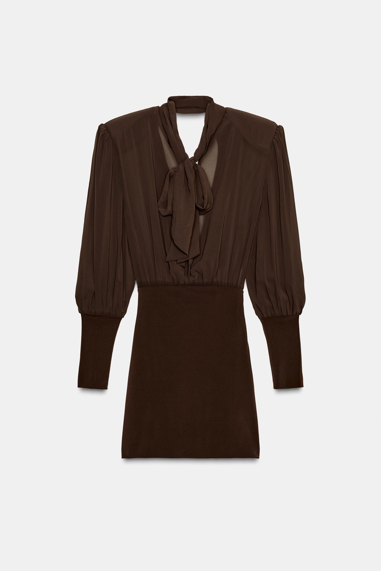 Короткое платье с деталями в тон