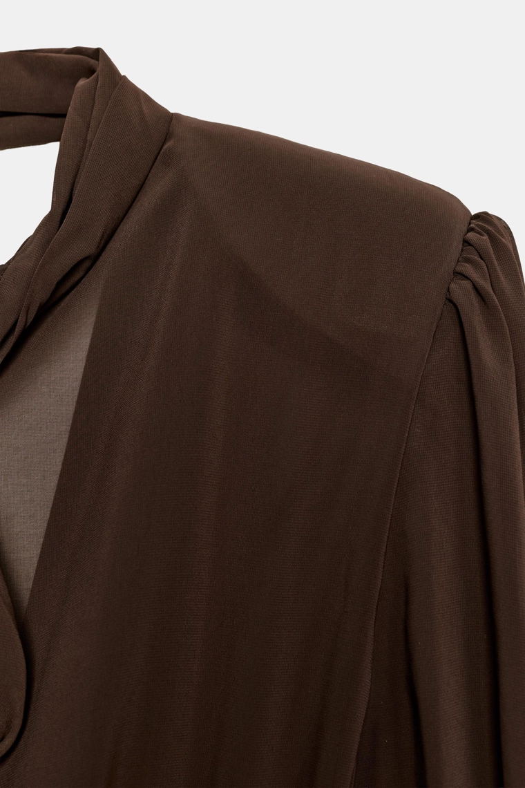 Короткое платье с деталями в тон