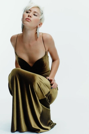 Бархатное платье на бретелях- Заказать в России