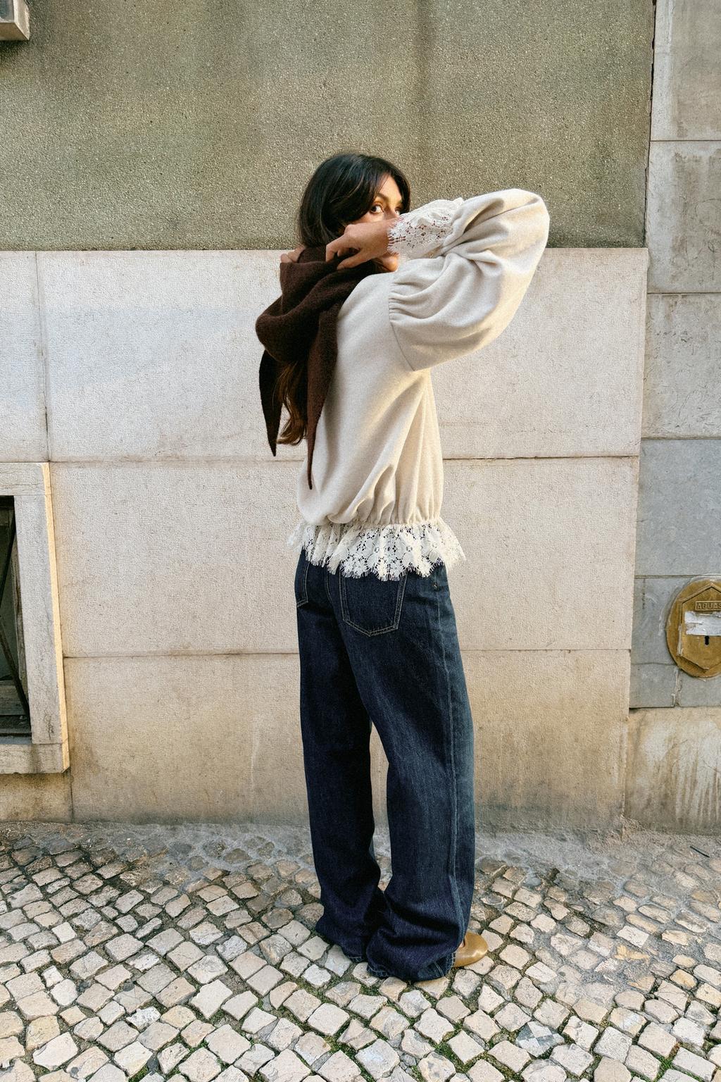 ТОЛСТОВКА В РОМАНТИЧЕСКОМ СТИЛЕ С КРУЖЕВОМ