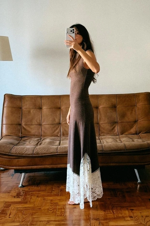 Длинное комбинированное платье с кружевом- Заказать в России