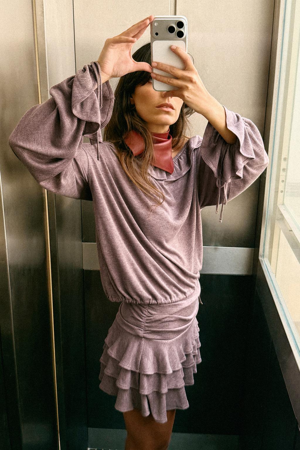 МАЙКА С ВОЛАНАМИ ИЗ МЯГКОЙ ТКАНИ