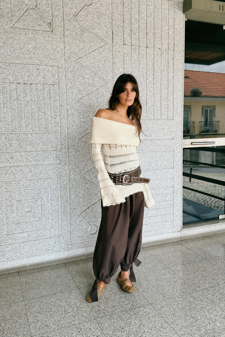 Свитер с открытыми плечами и ажурным узором