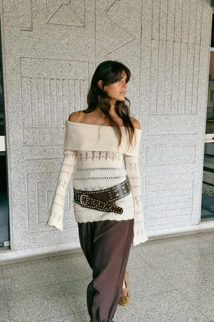 Джемпер с открытыми плечами и ажурной вязкой- Заказать в России