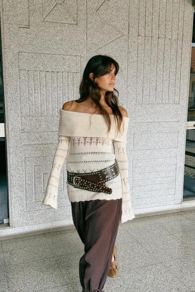 Свитер с открытыми плечами и ажурным узором