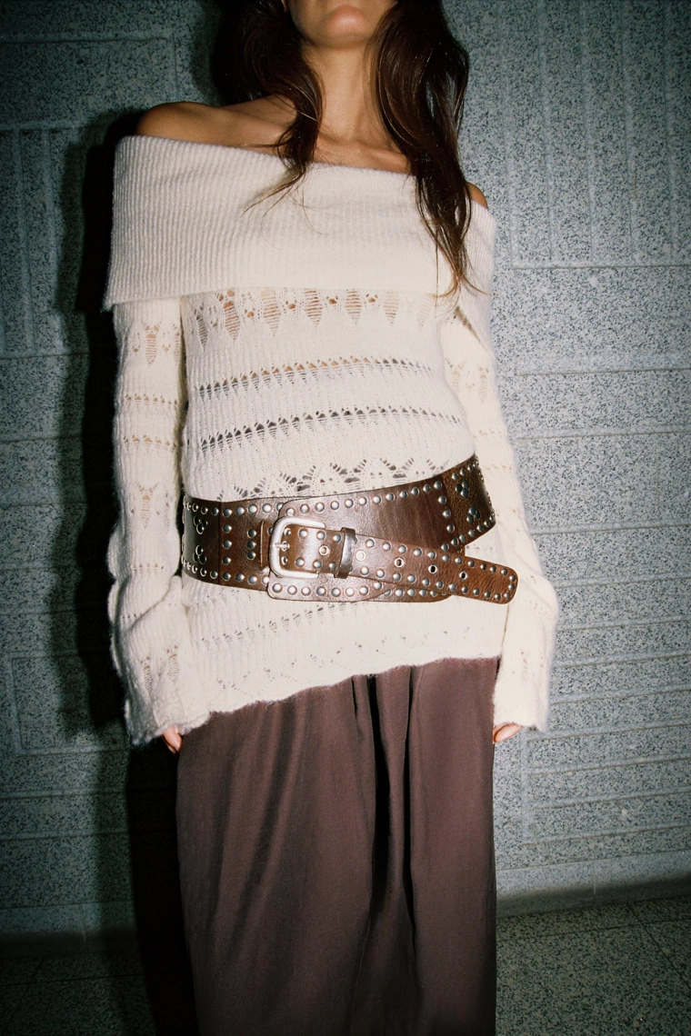 Свитер с открытыми плечами и ажурным узором