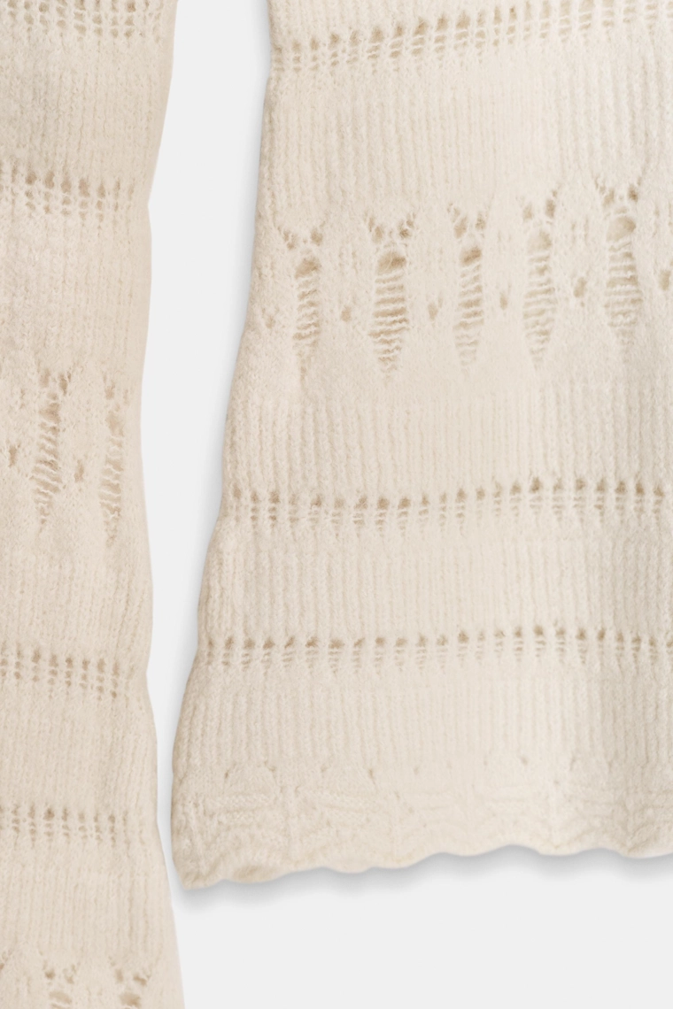 Свитер с открытыми плечами и ажурным узором