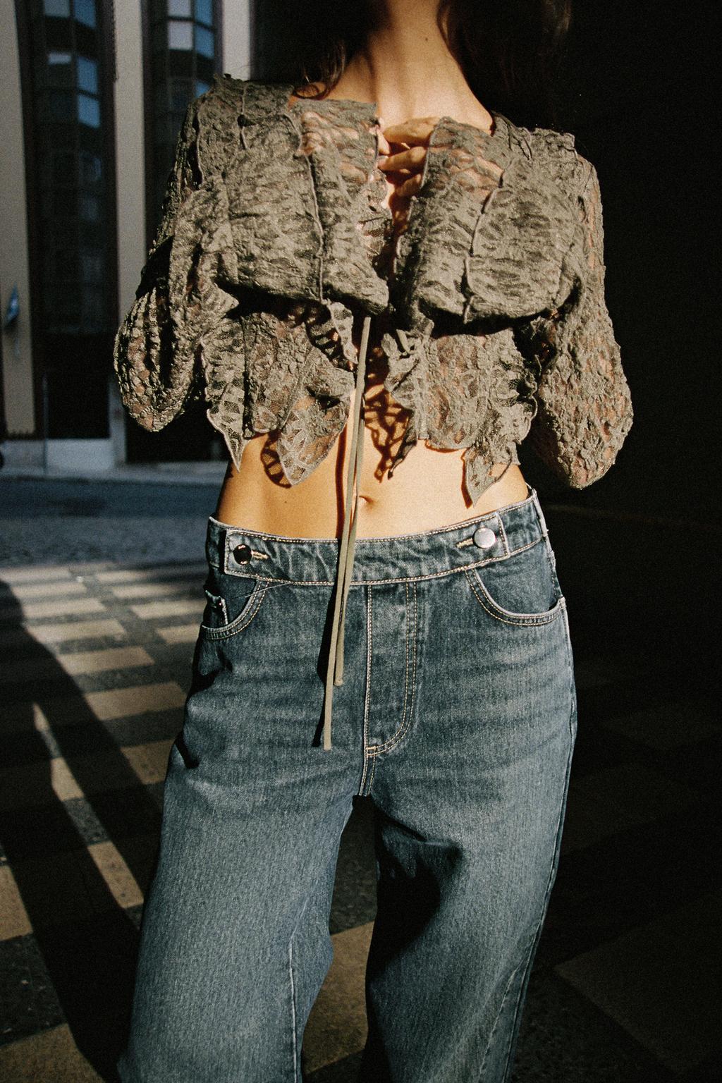 УКОРОЧЕННЫЙ КАРДИГАН С КРУЖЕВОМ И ВОЛАНАМИ