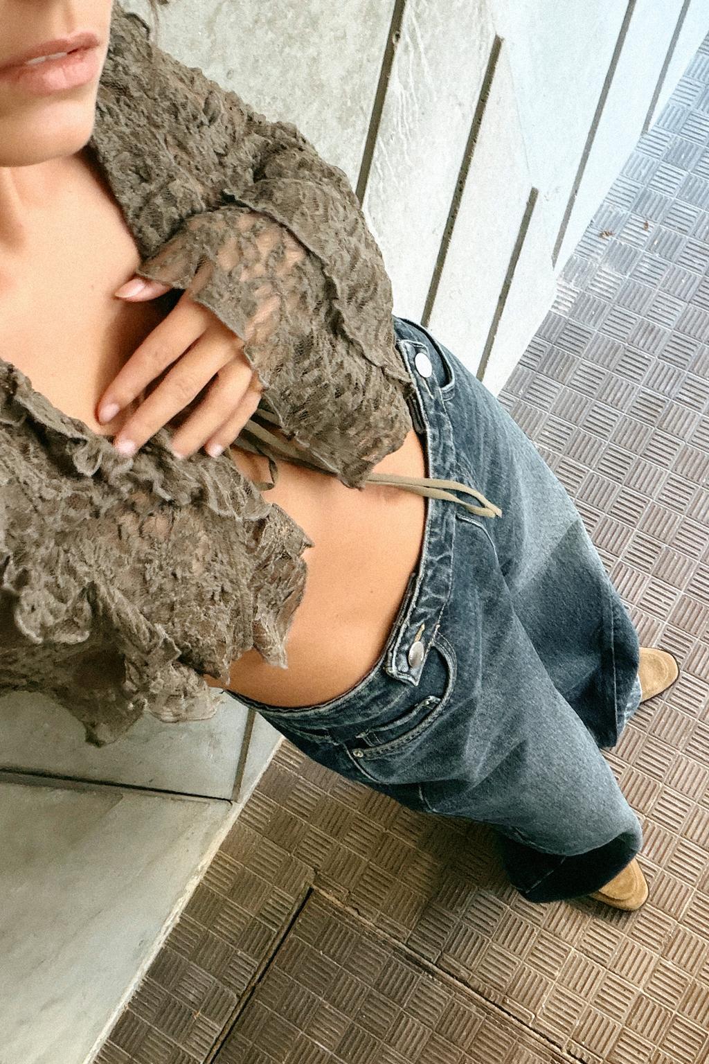 УКОРОЧЕННЫЙ КАРДИГАН С КРУЖЕВОМ И ВОЛАНАМИ