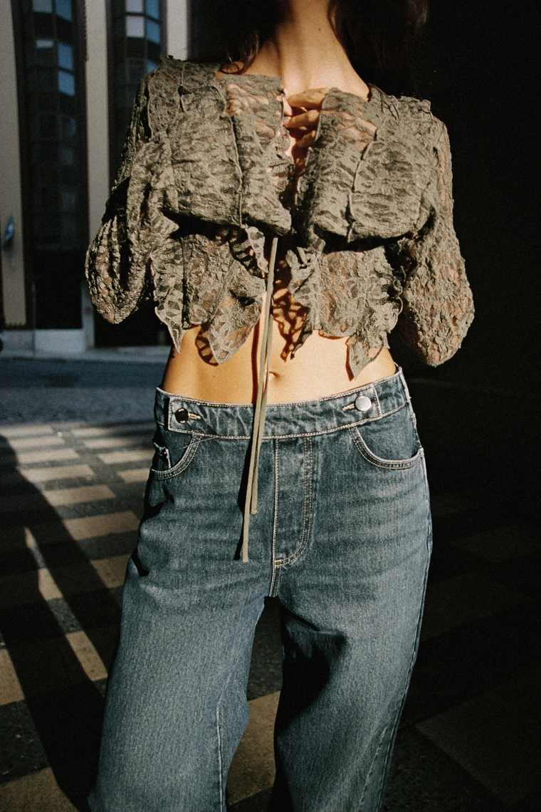 Короткий кружевной жакет с оборками