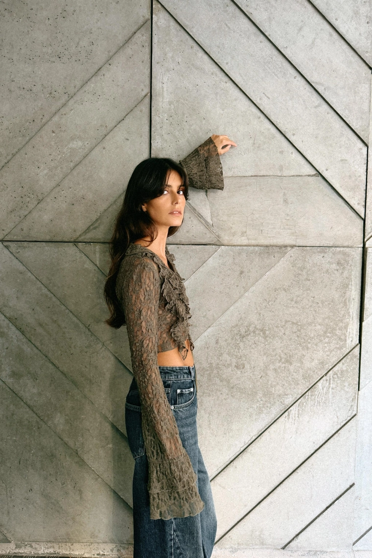 Короткий кружевной жакет с оборками