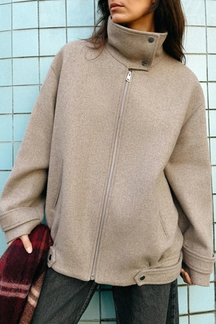 Бомбер из шерсти с высоким воротником- Заказать в России