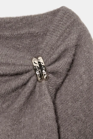 Джемпер вязаный с брошью- Заказать в России