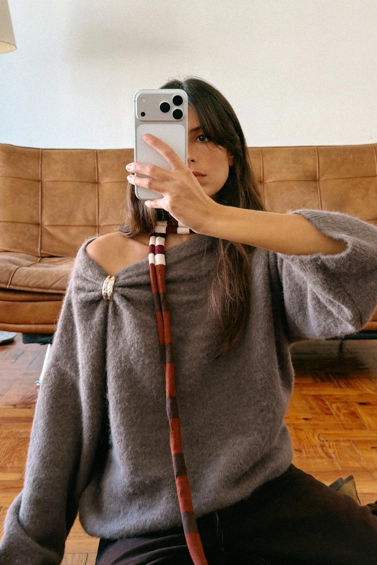 Трикотажный свитер с брошью