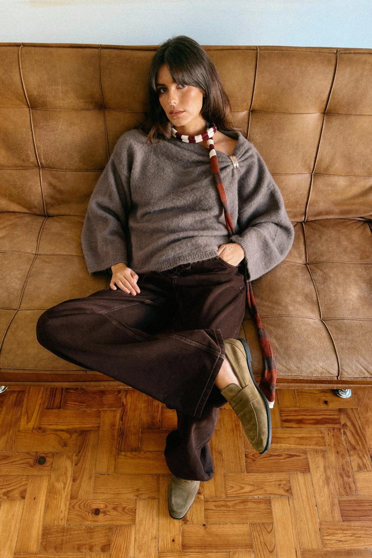 Трикотажный свитер с брошью