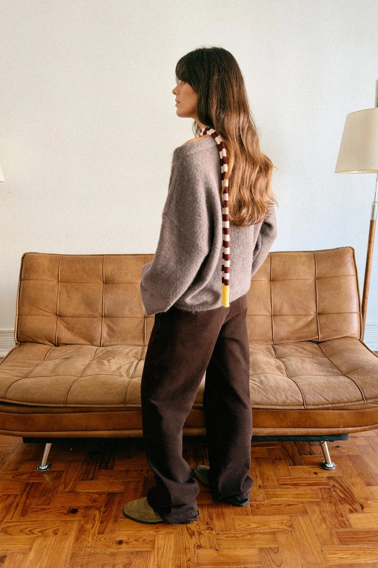 Трикотажный свитер с брошью