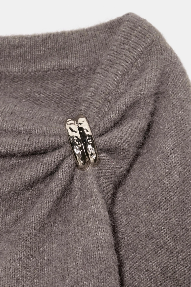 Трикотажный свитер с брошью