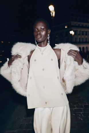 Топ с горловиной халтер и бусинами- Заказать в России