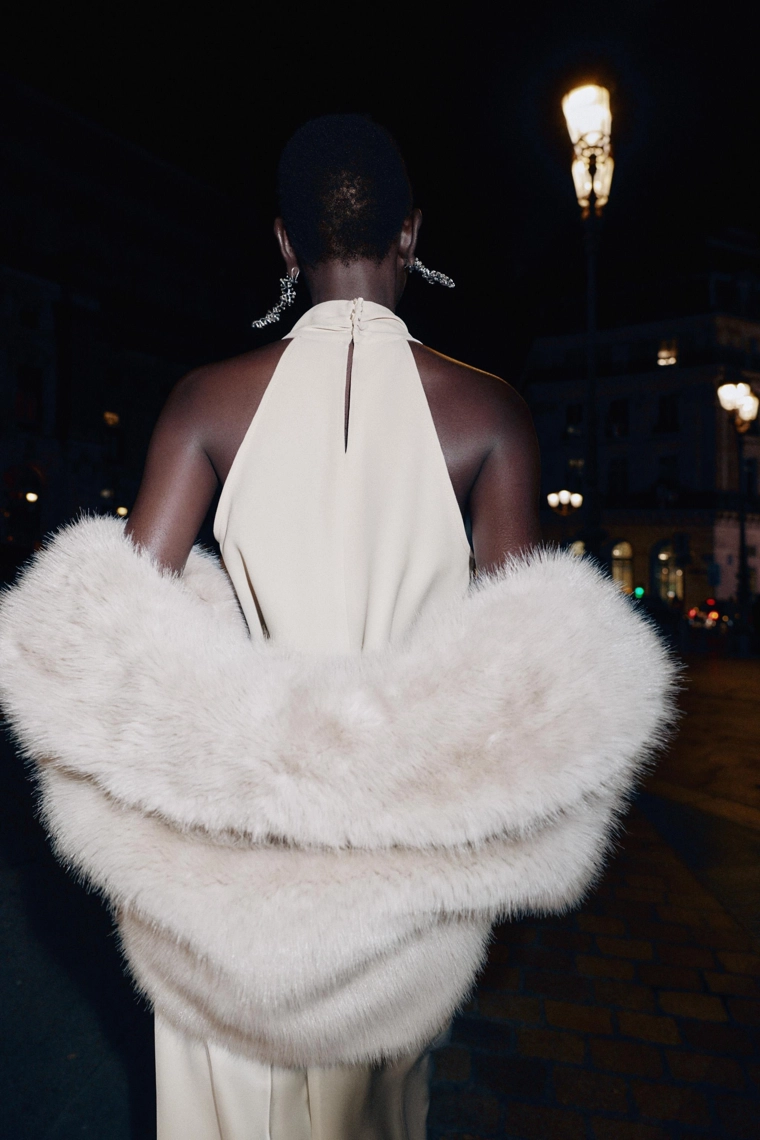 Топ с вырезом галтер и бисерными деталями