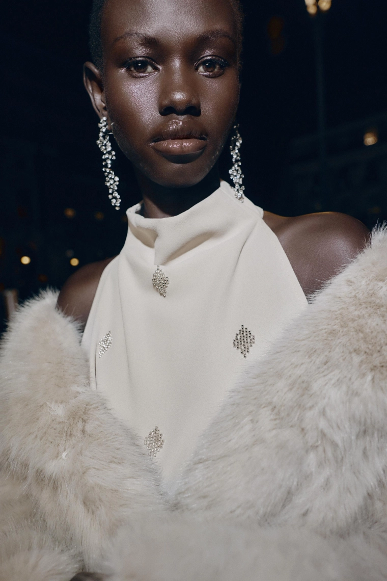 Топ с вырезом галтер и бисерными деталями