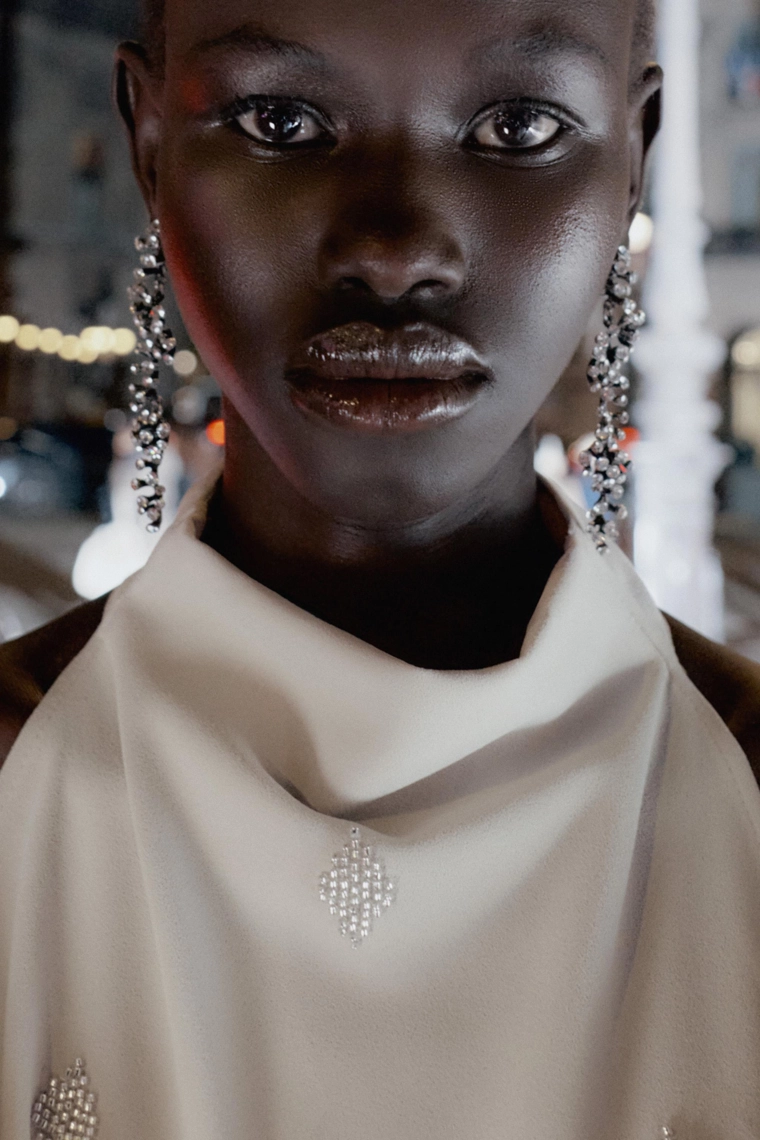 Топ с вырезом галтер и бисерными деталями