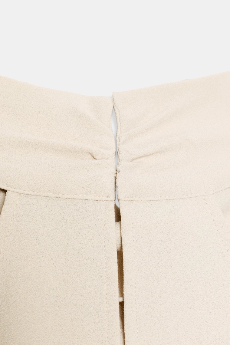 Топ с вырезом галтер и бисерными деталями