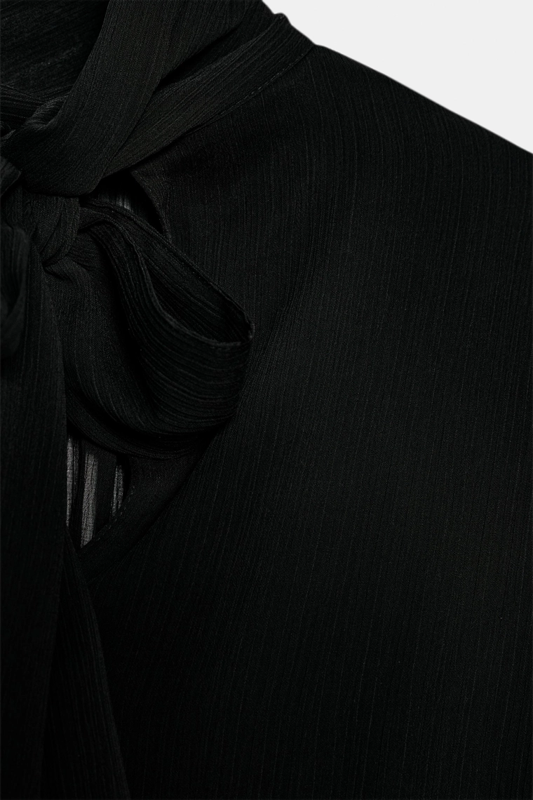 Облегающая блузка полупрозрачного покроя с драпировкой и объемными рукавами