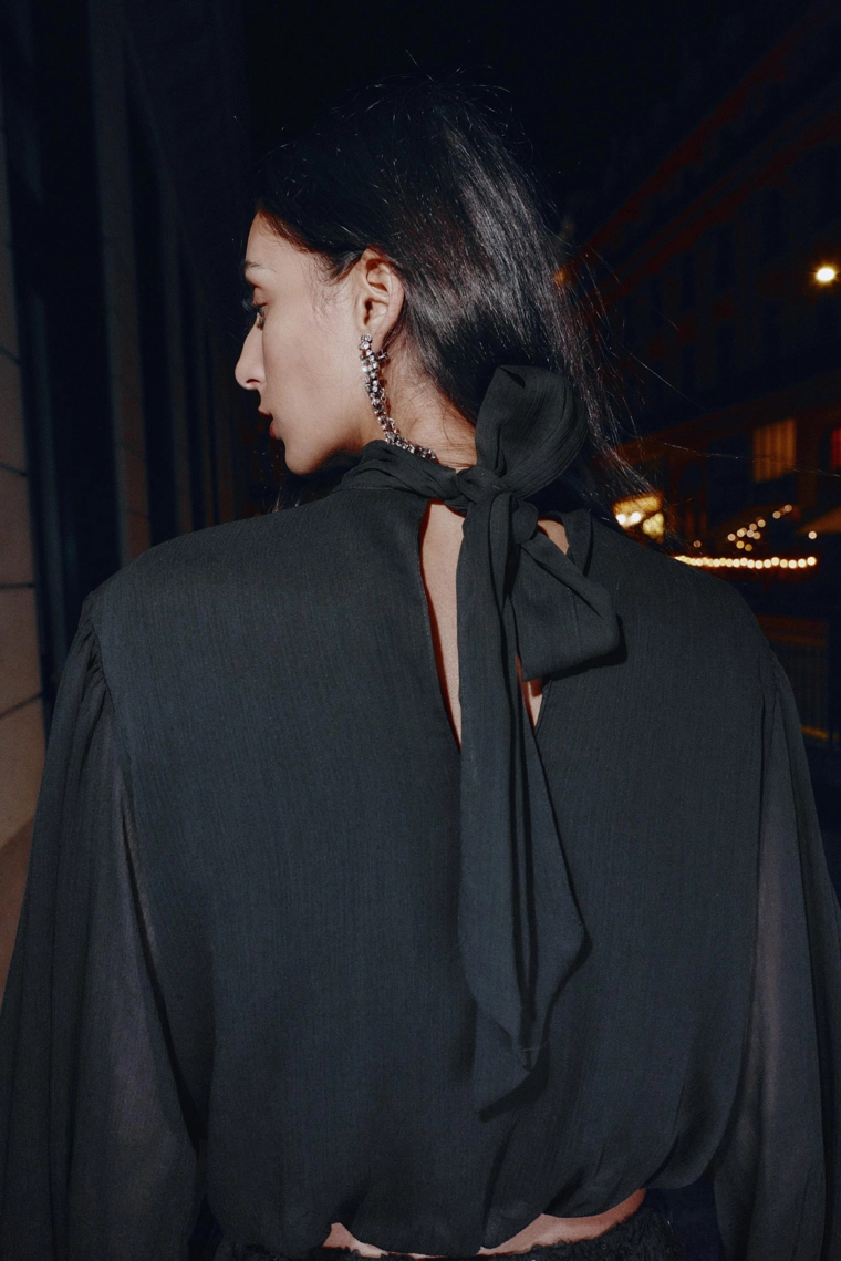 Облегающая блузка полупрозрачного покроя с драпировкой и объемными рукавами