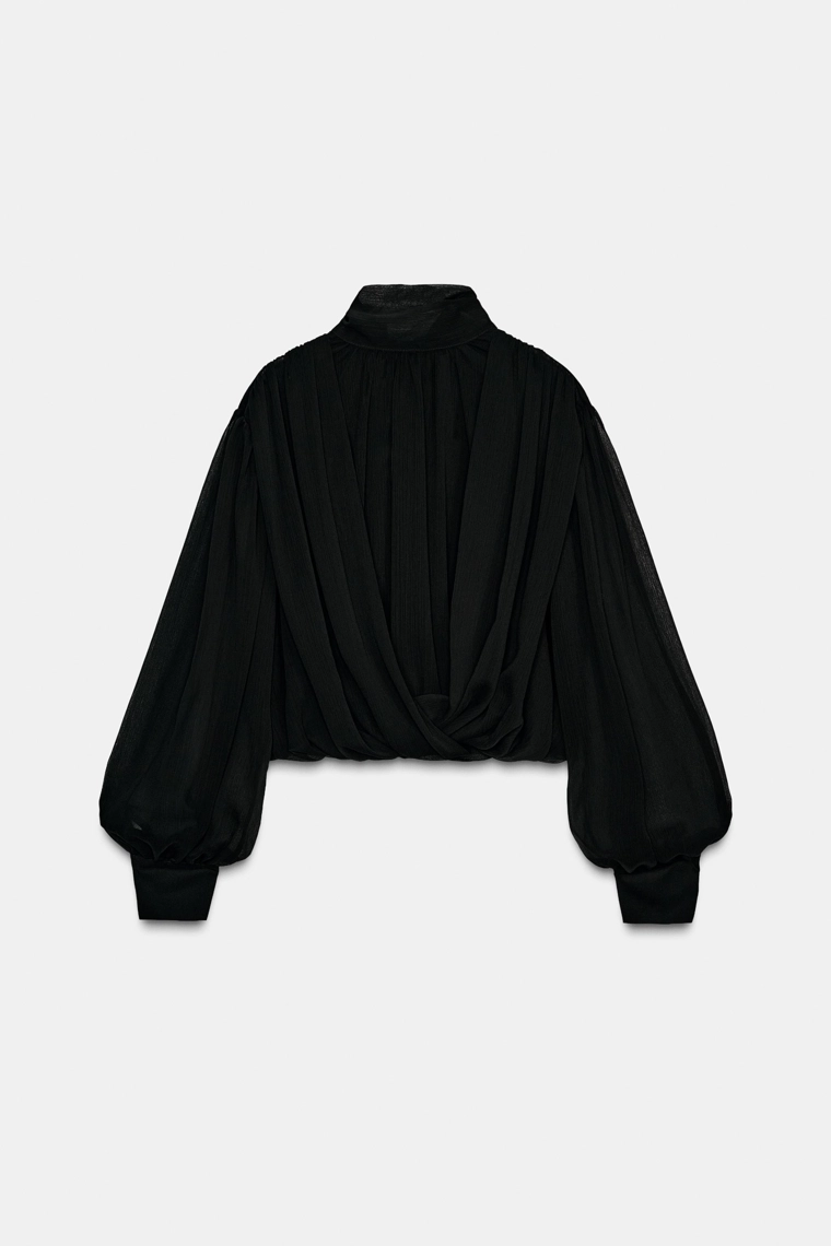 Облегающая блузка полупрозрачного покроя с драпировкой и объемными рукавами