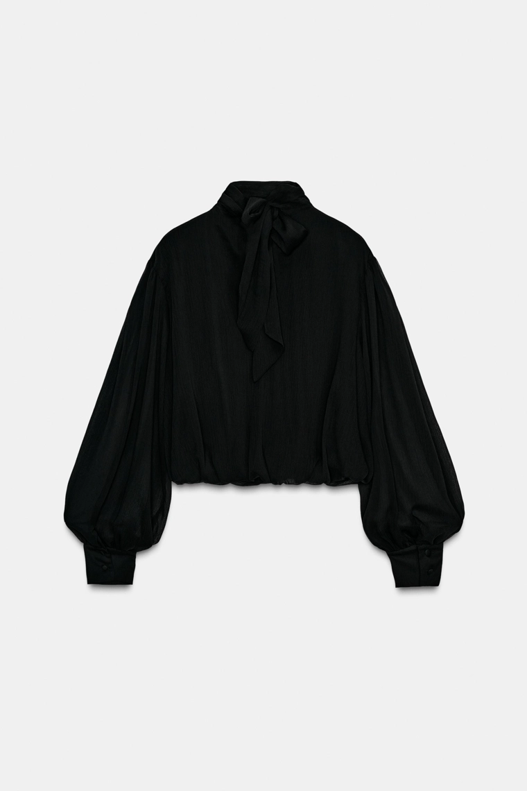 Облегающая блузка полупрозрачного покроя с драпировкой и объемными рукавами