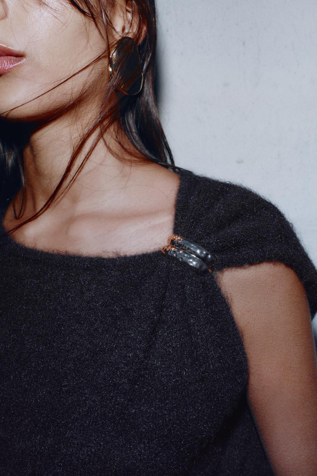 ДЖЕРСИ С БРОШЬЮ И РУКАВАМИ «КРЫЛЫШКО»