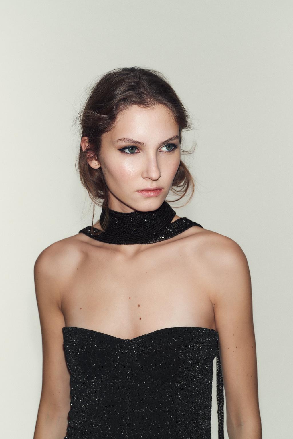 ТОП БЕЗ БРЕТЕЛЕЙ ИЗ ЭЛАСТИЧНОЙ ТКАНИ С БЛЕСКОМ