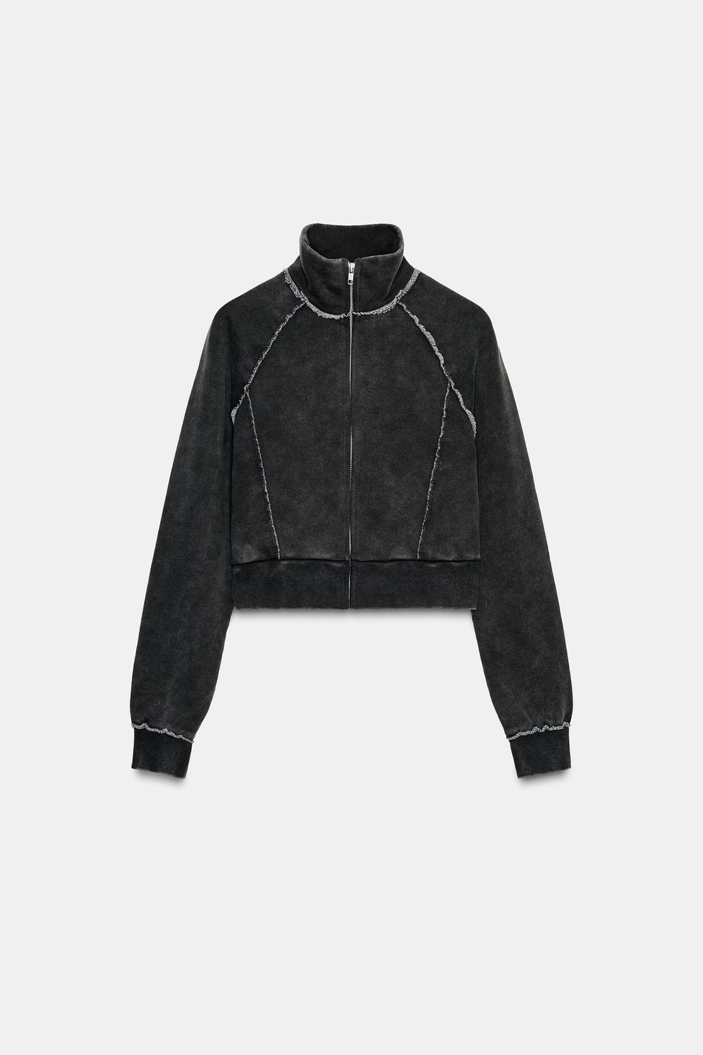 УКОРОЧЕННАЯ ТОЛСТОВКА С ДЕКОРАТИВНЫМИ ШВАМИ