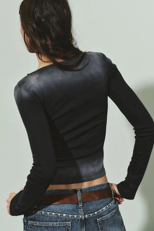 Топ с эффектом потертости и заклепками- Заказать в России