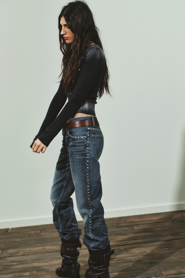 Футболка с потертостями и заклепками