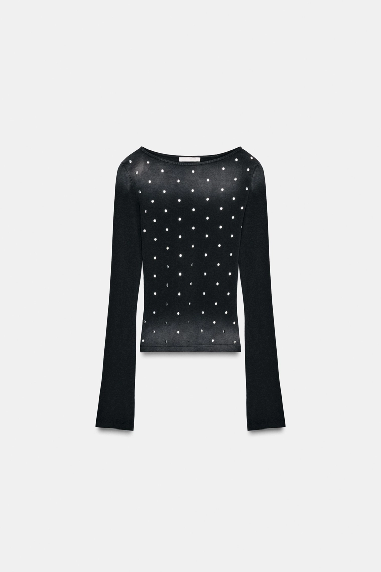 Футболка с потертостями и заклепками