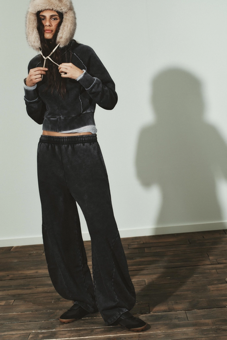 Брюки морковка с эффектом затертости