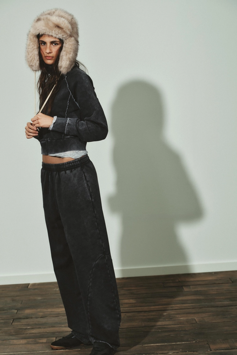 Брюки морковка с эффектом затертости