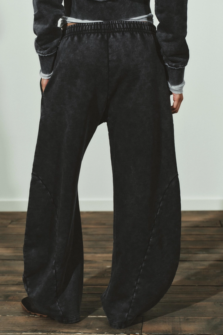 Брюки морковка с эффектом затертости