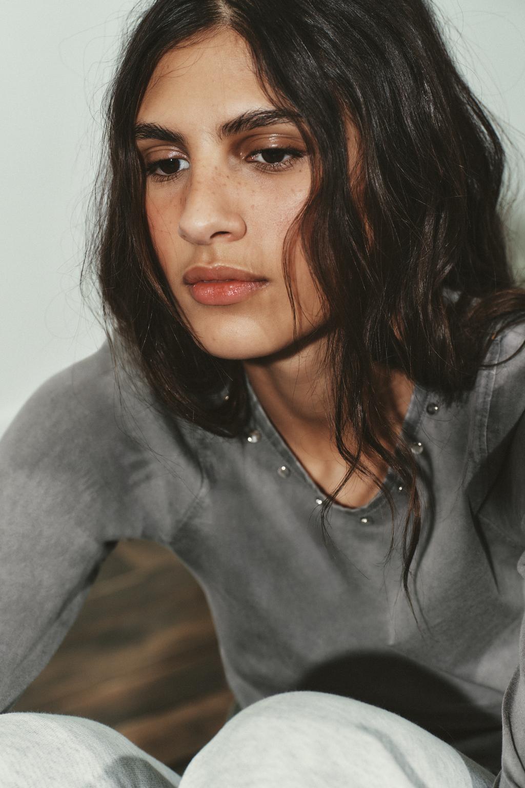 ТОП ИЗ ТКАНИ С ЭФФЕКТОМ ПОТЕРТОСТИ И ЗАКЛЕПКАМИ