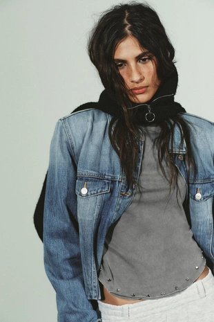 Топ из ткани с эффектом потертости и заклепками- Заказать в России