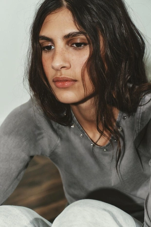 Топ из ткани с эффектом потертости и заклепками- Заказать в России