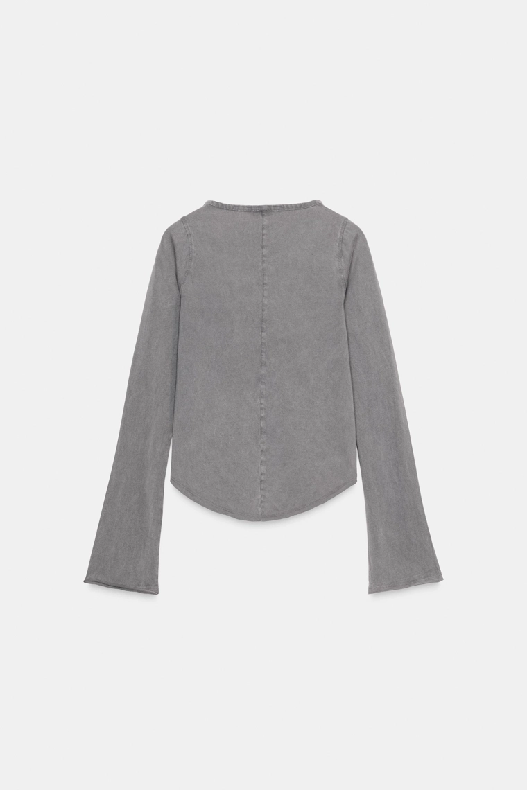 Футболка с потертостями и заклепками