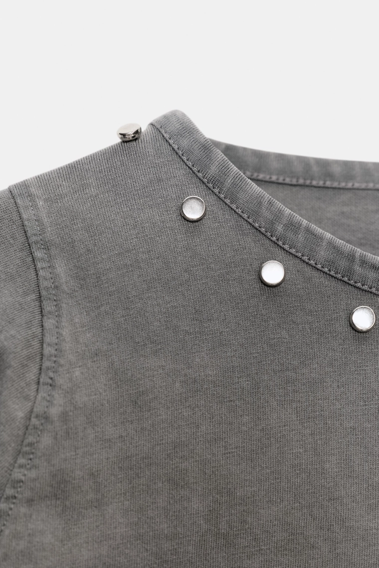 Футболка с потертостями и заклепками