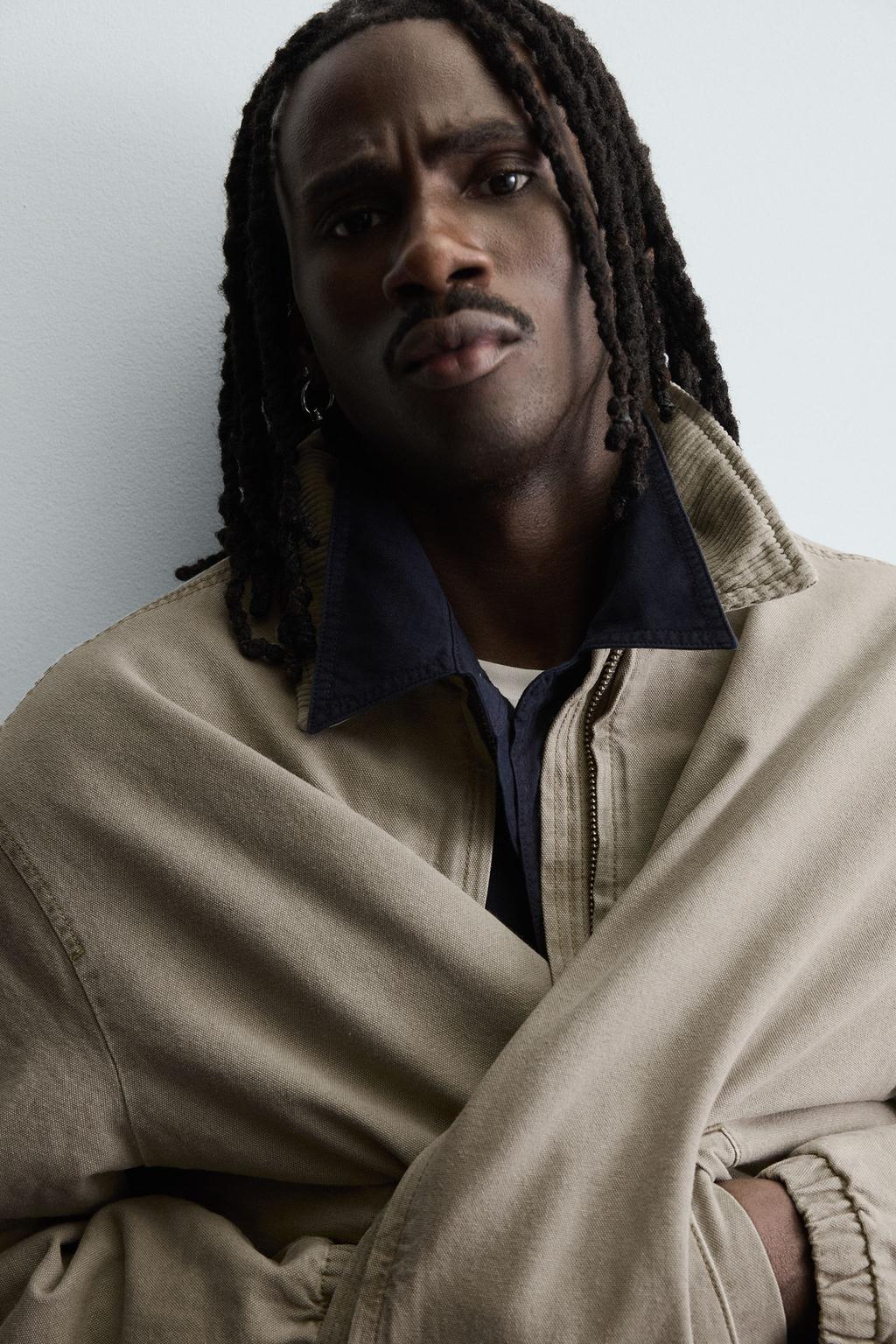 СТЕГАНАЯ КУРТКА С КОМБИНИРОВАННЫМ ВОРОТНИКОМ