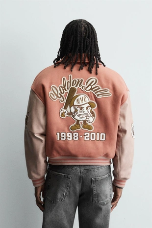 Утепленный бомбер с нашивками- Заказать в России