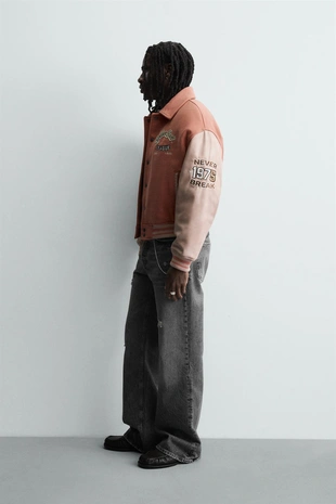 Утепленный бомбер с нашивками- Заказать в России