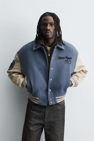 Утепленный бомбер с нашивками