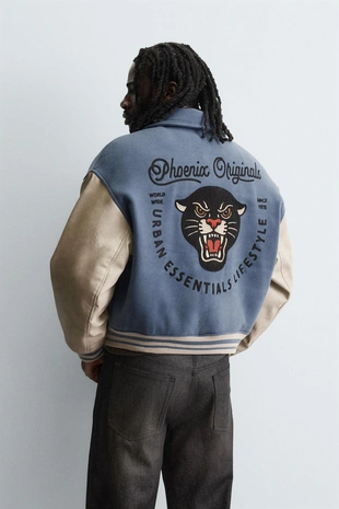 Утепленный бомбер с нашивками